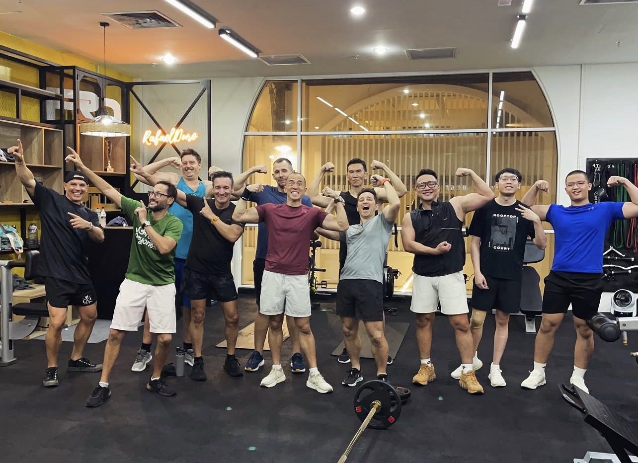 Men's GTS45 group flexing with Rafael at the studio in Straits Quay