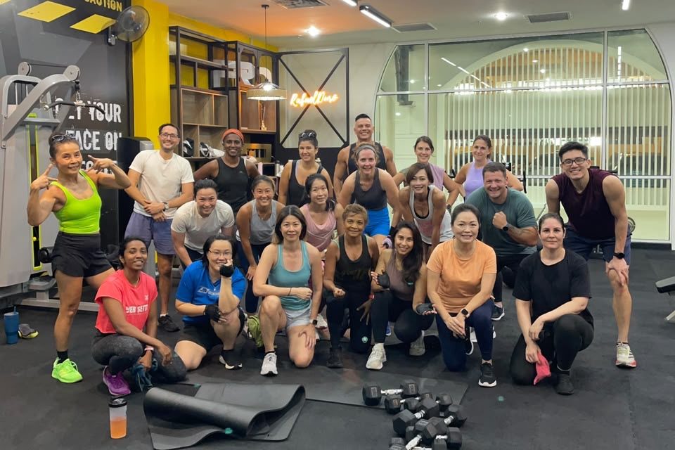 Saturday bonus session: men's and women's groups training together at Rafael Duro Fitness